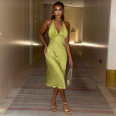 Vestido de cóctel midi plisado con cuello halter en V - Verde